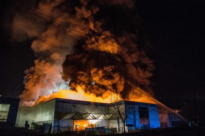 Kernen-Rommelshausen: Vollbrand mehrerer Industriegebaeude - Verletzte